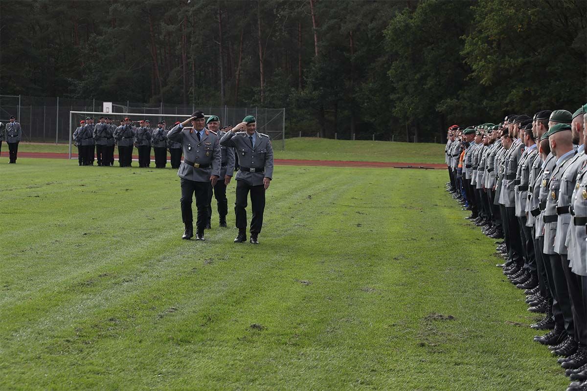 Brigadegeneral Tölke, Oberst Prill und dahinter Oberstleutnant Babik, beim Vorbeimarsch
