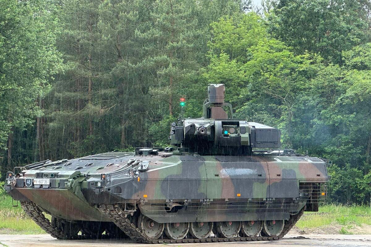 Schützenpanzer Puma steht im Regen auf einer Schießplatte und ziehlt