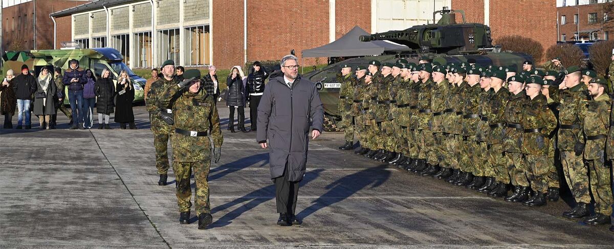 Abschreiten der Formation durch den Kommandeur und den Bürgermeister