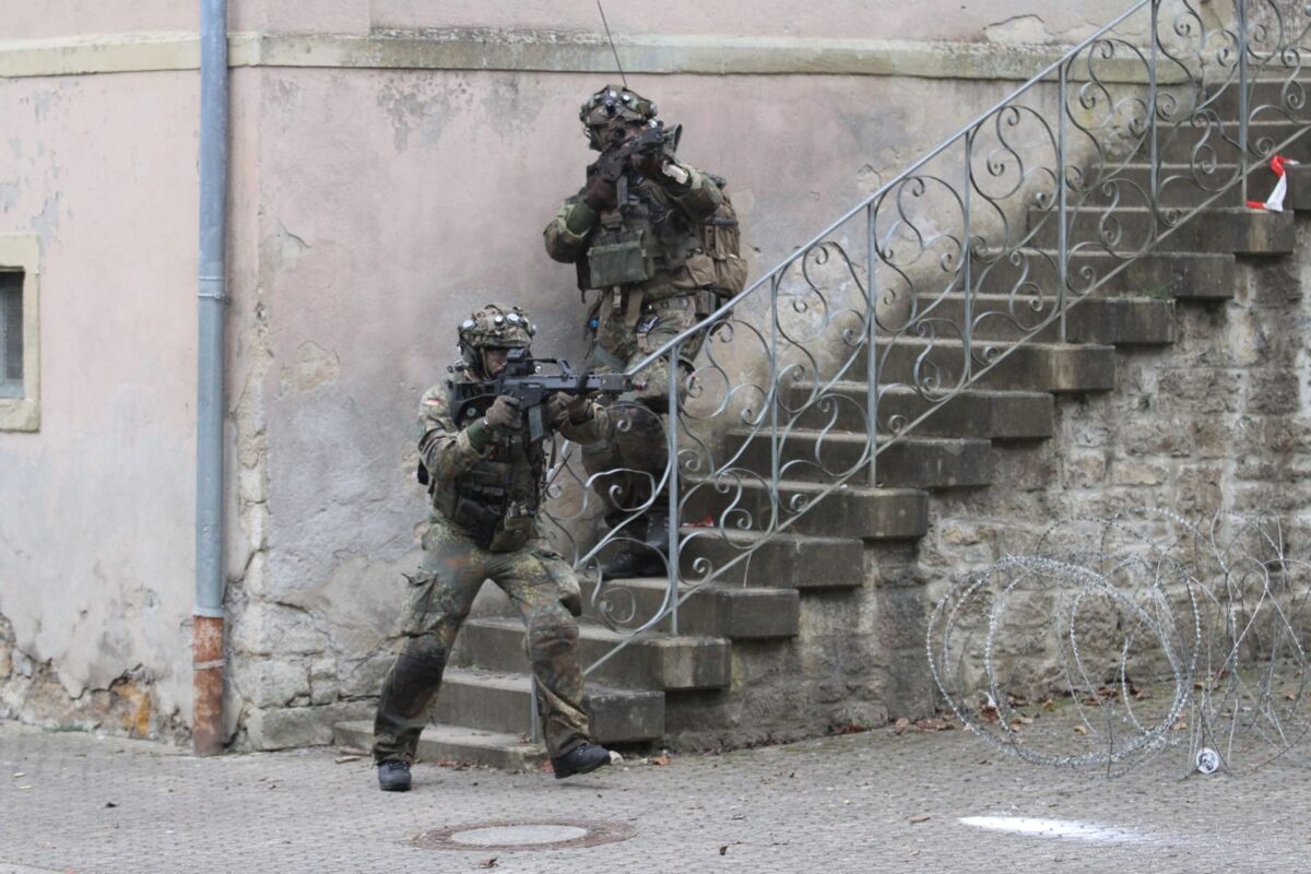 Panzergrenadierbataillon 212 - Soldaten beim Häuserkampf