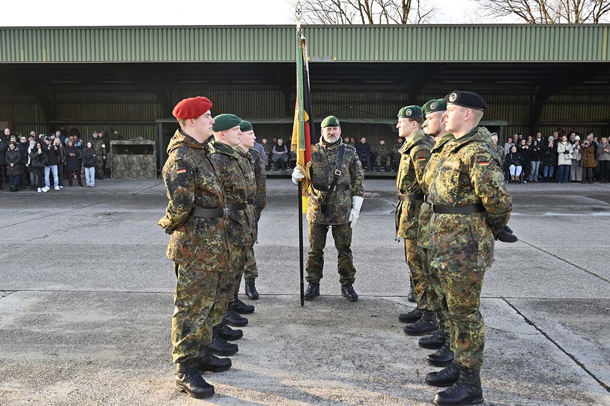 Die Abordnung steht für die Eidesformel bereit
