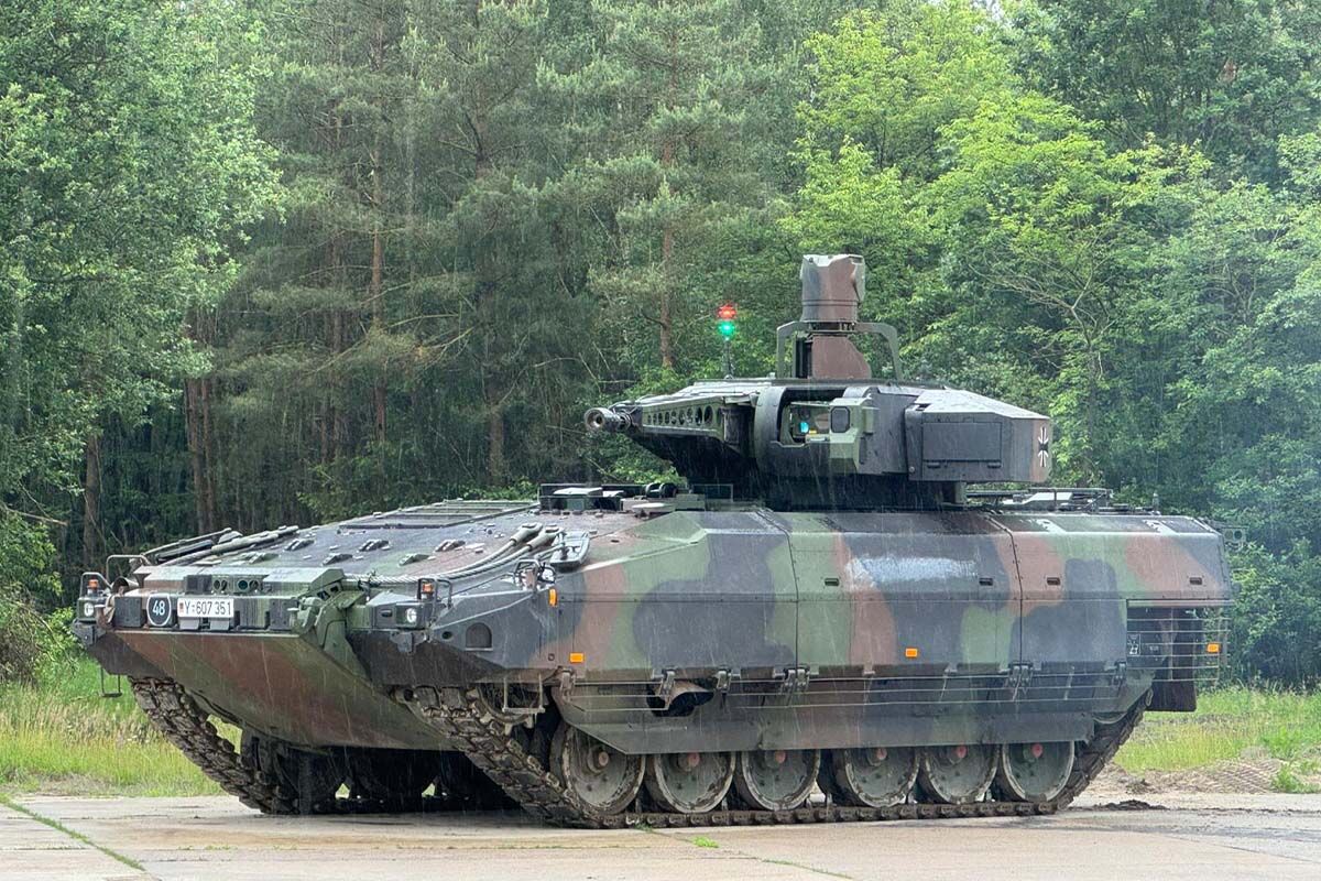 Schützenpanzer Puma steht im Regen auf einer Schießplatte