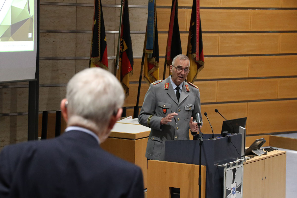 Rede von Brigadegeneral Kuhn im Plenum