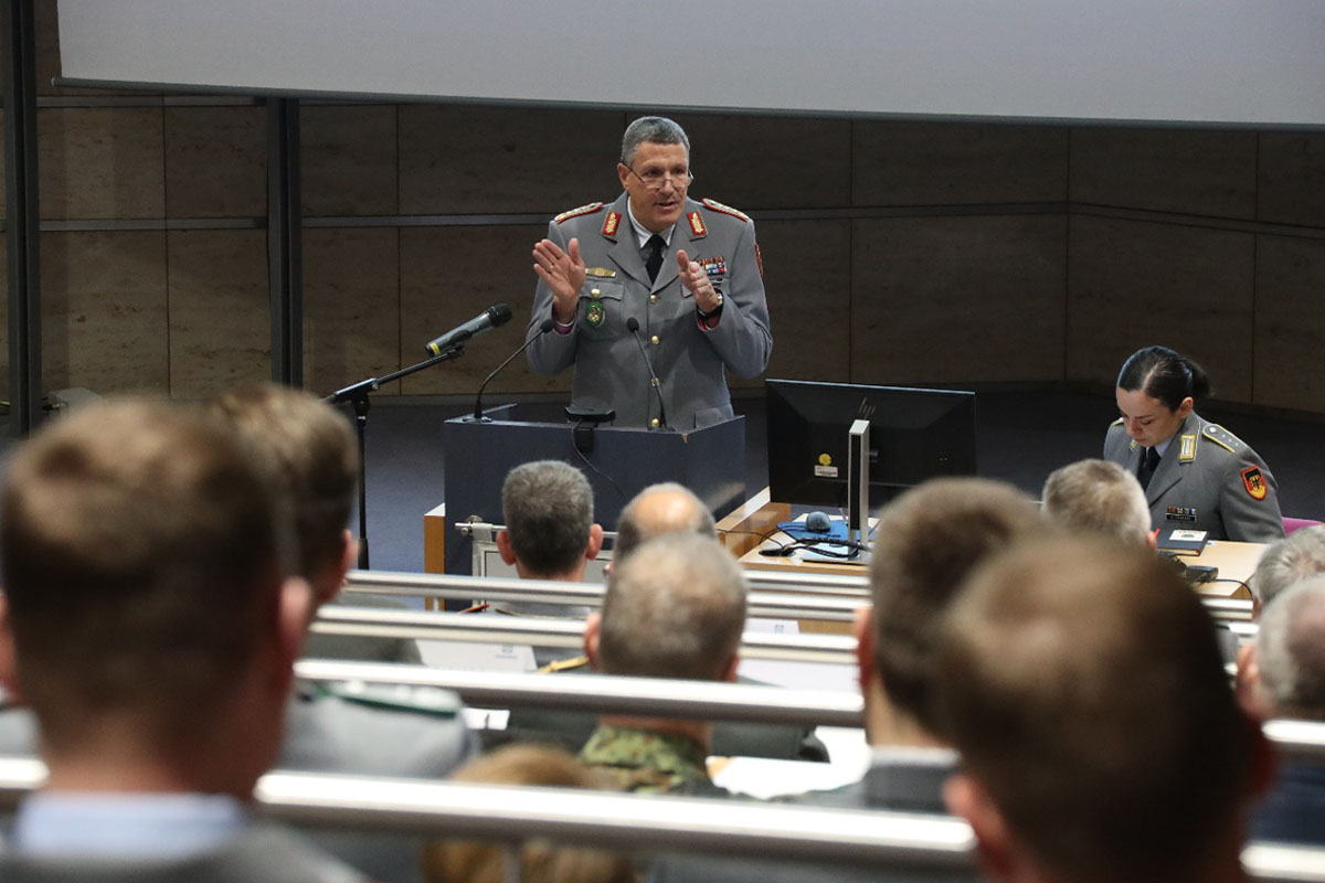 Rede von General Laubenthal im Plenum