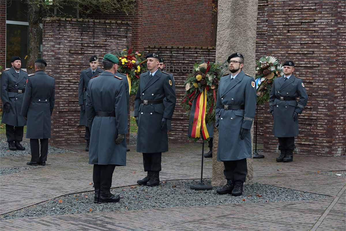 Brigadegeneral Björn Schulz bei der Kranzniederlegung