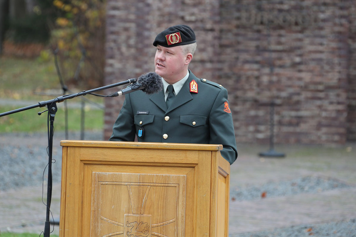 Leutnant Oosterkamp bei seiner Rede