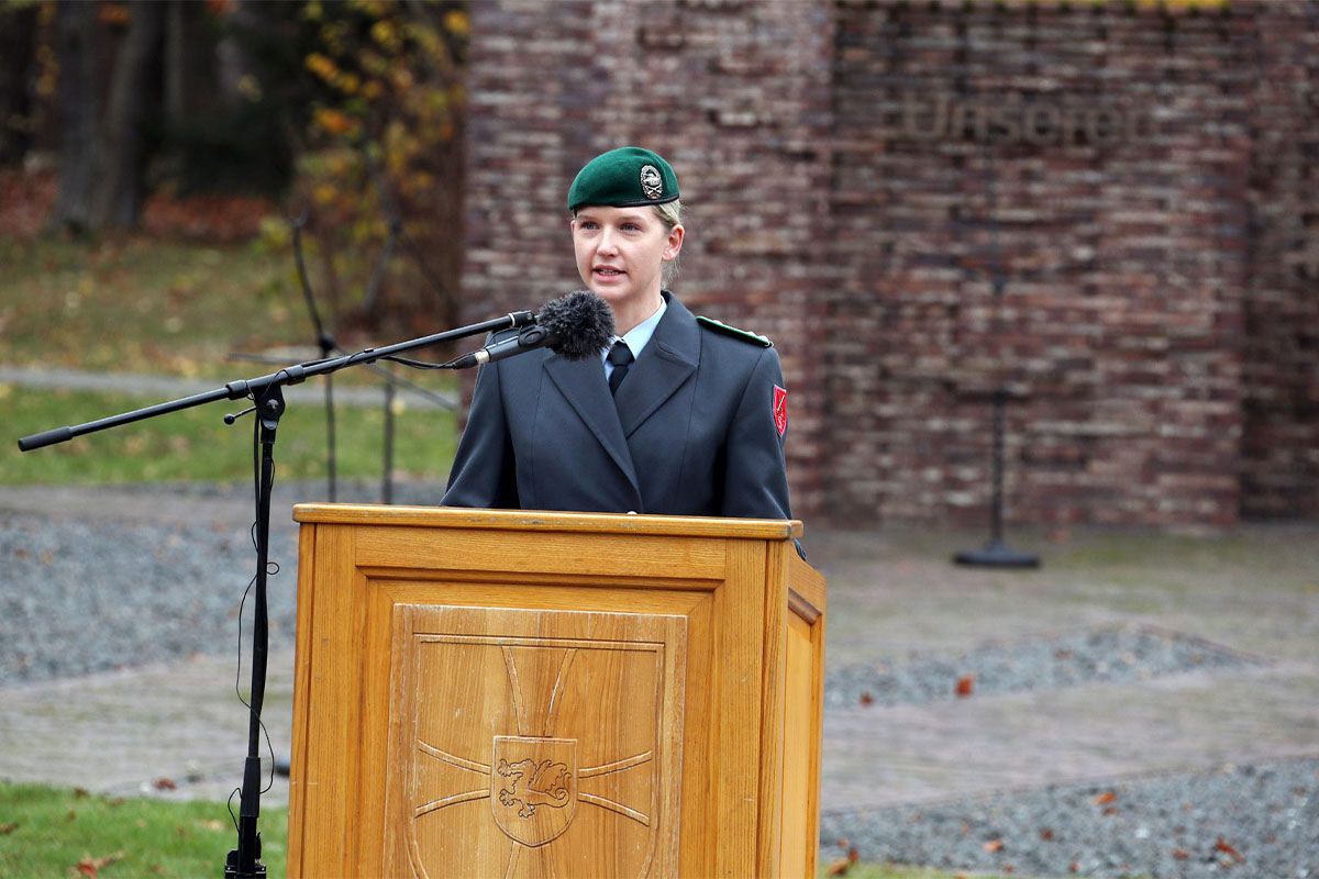 Oberleutnant Russmann bei Ihrer Rede